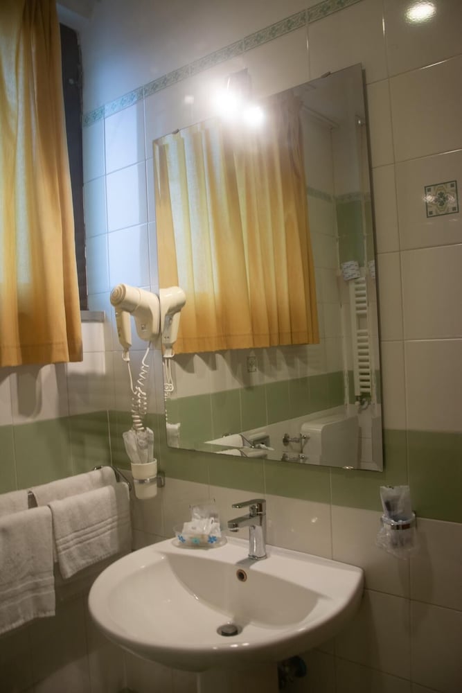 Double or Twin Room photo 3