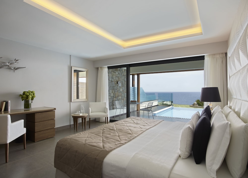 Superior Junior Suite with Private Pool & Sea View - Photo 8