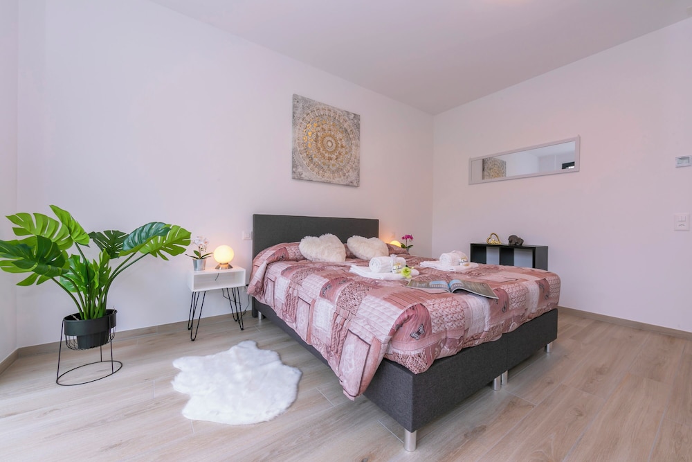 Family Apartment, Multiple Bedrooms (Magic Home)