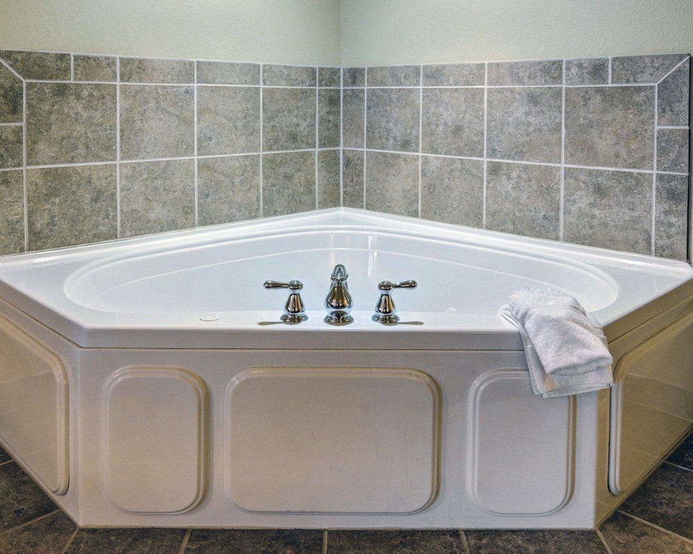 Suite, Hot Tub photo 2