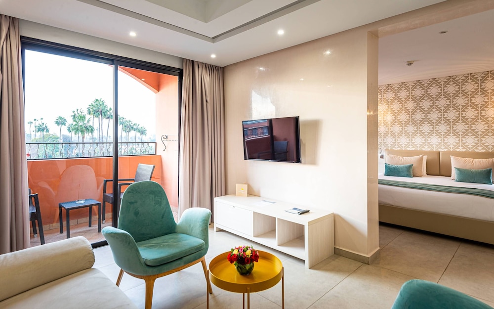 Junior Suite, Pool View thumbnail 5