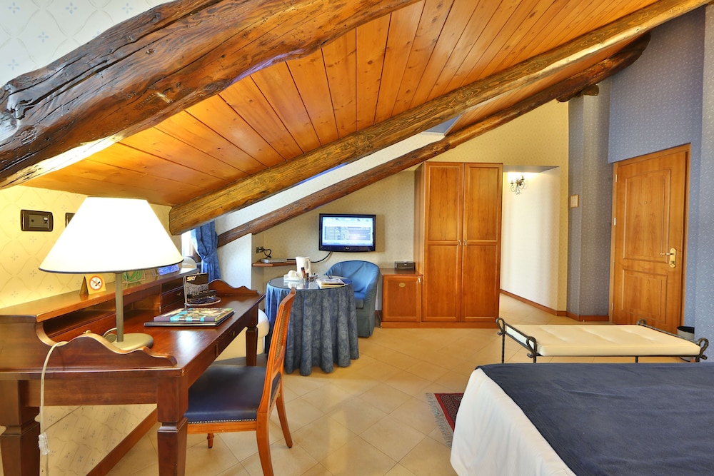 Deluxe Room, 1 Queen Bed - Photo 16