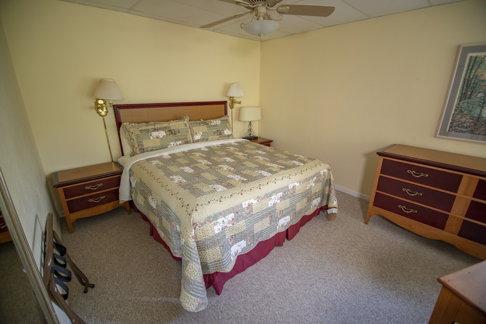 PRIVATE POND SUITE photo 1