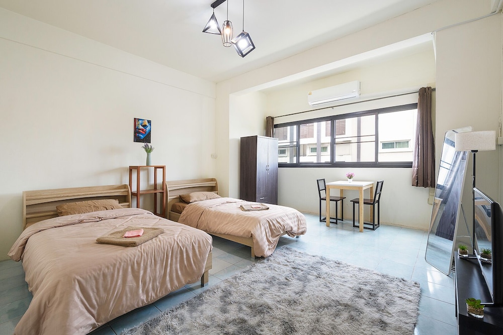 Deluxe Double or Twin Room, City View photo 3