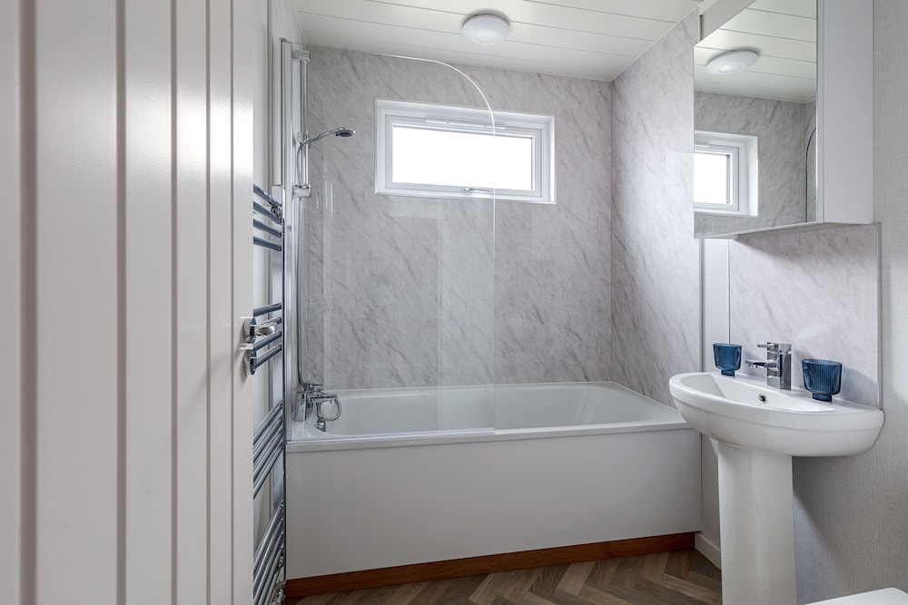 Luxury Chalet, 3 Bedrooms, Hot Tub photo 2