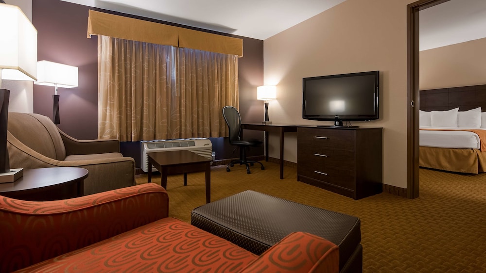 Suite, 1 King Bed, Non Smoking, Refrigerator & Microwave (with Sofabed) photo 2