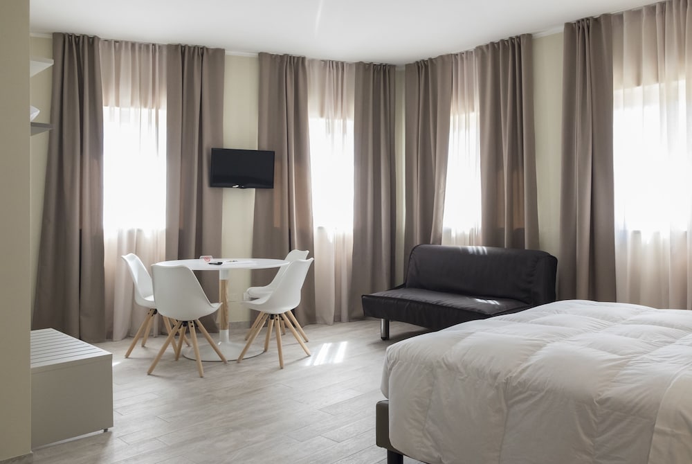 Junior Studio Suite, 1 Double Bed with Sofa bed, Kitchenette photo 2
