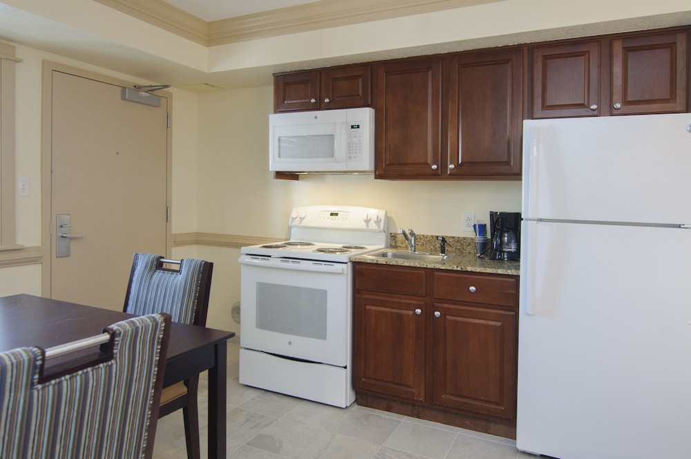 Poolside Efficiency with 2 Queen Beds and Full Kitchen