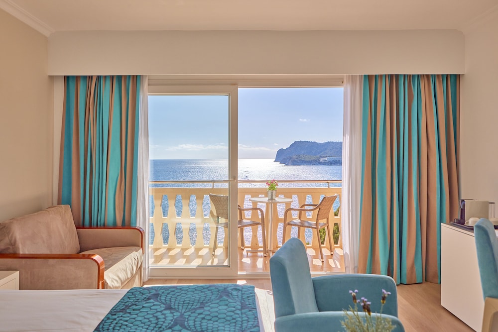 Superior Room, Balcony, Sea View thumbnail 5