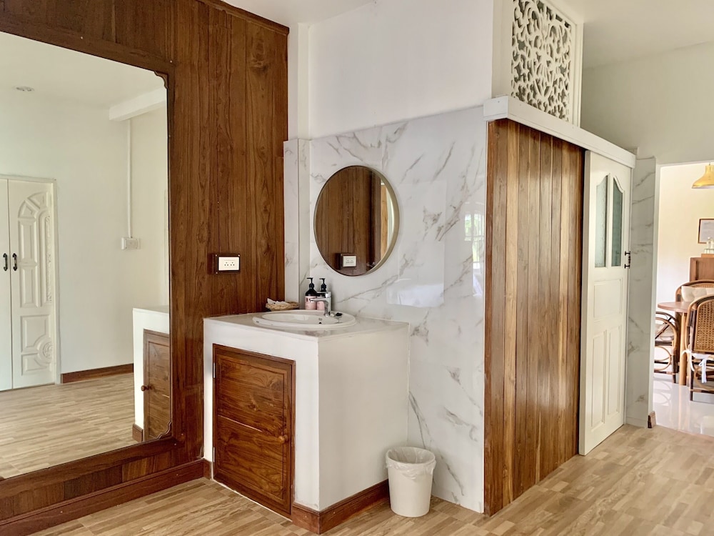Deluxe Room, Multiple Beds - Photo 5