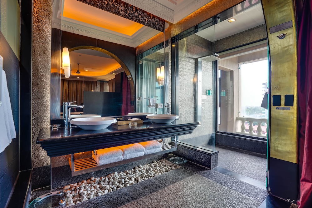 New Millennium Penthouse 2-Bedroom Suite, 2 Big Round Beds - Photo 8