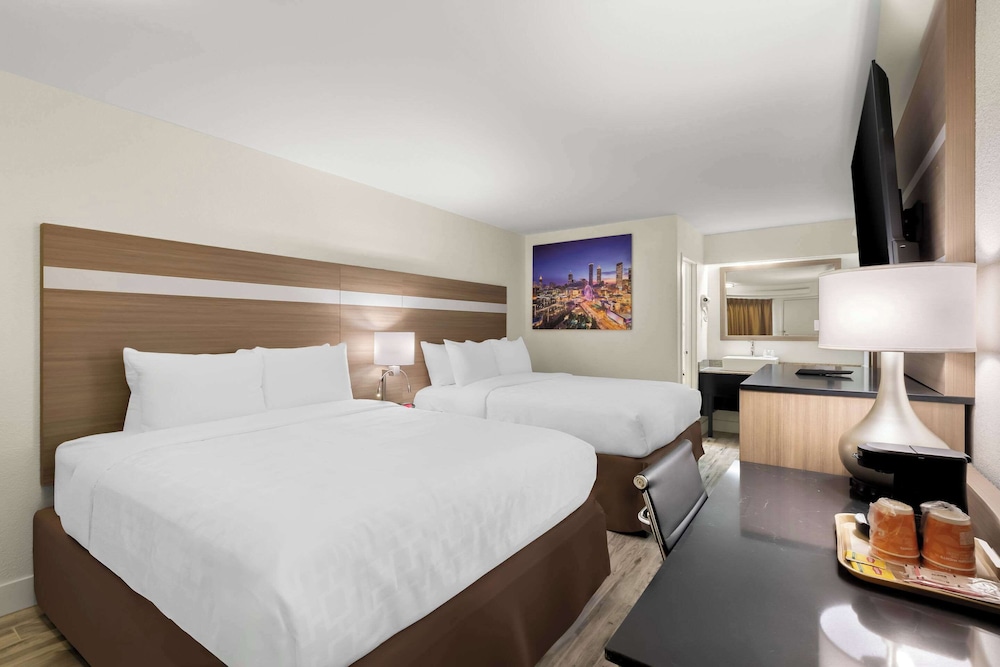 Standard Room, 2 Queen Beds, Non Smoking - Photo 1