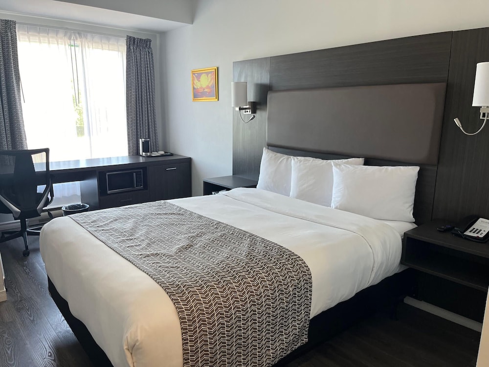 Room, 1 Queen Bed, Non Smoking (Shower Only, No Pets)
