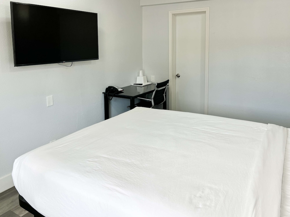 Deluxe Room, 1 Queen Bed, Accessible, Non Smoking photo 3