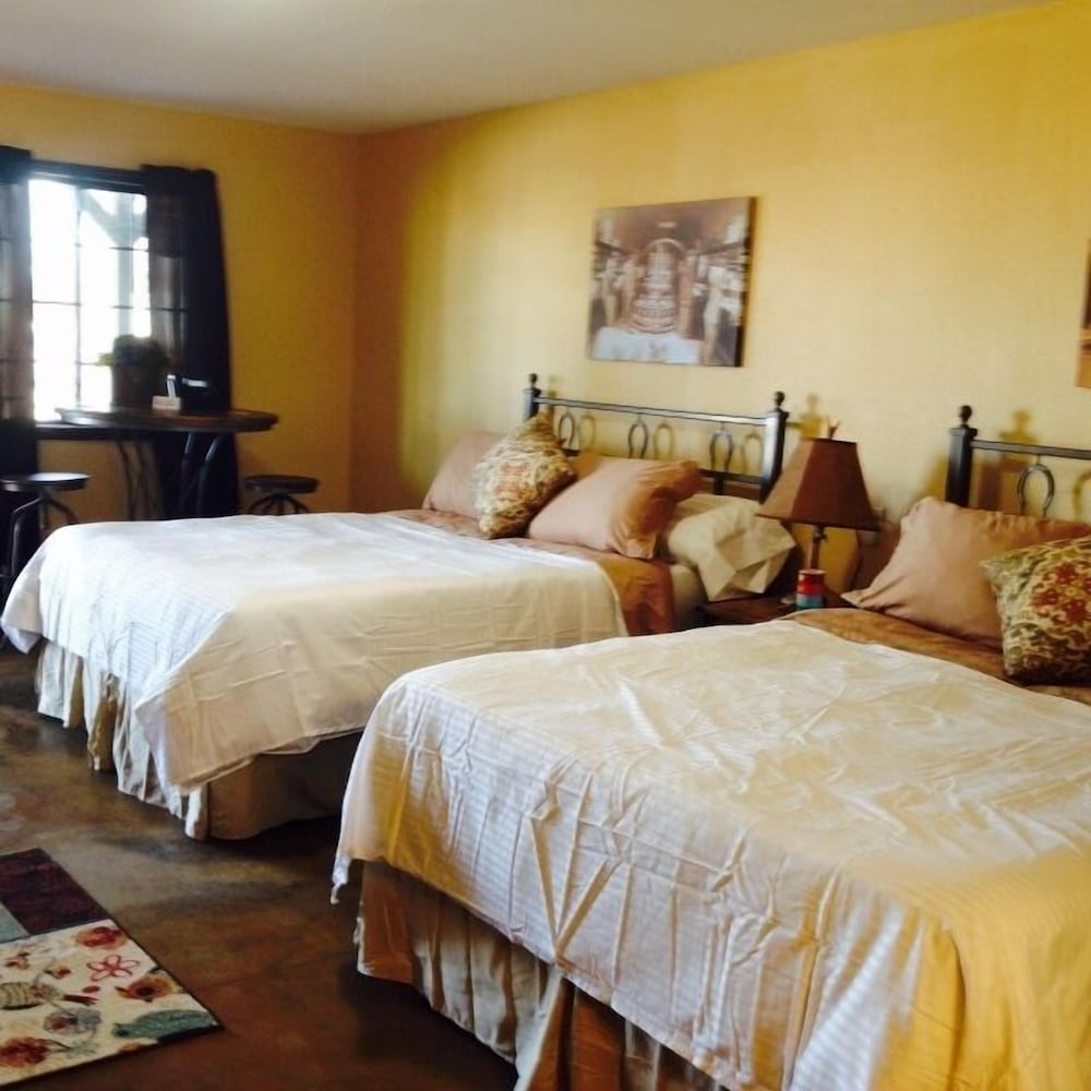 Standard Room, 2 Queen Beds, Non Smoking photo 1