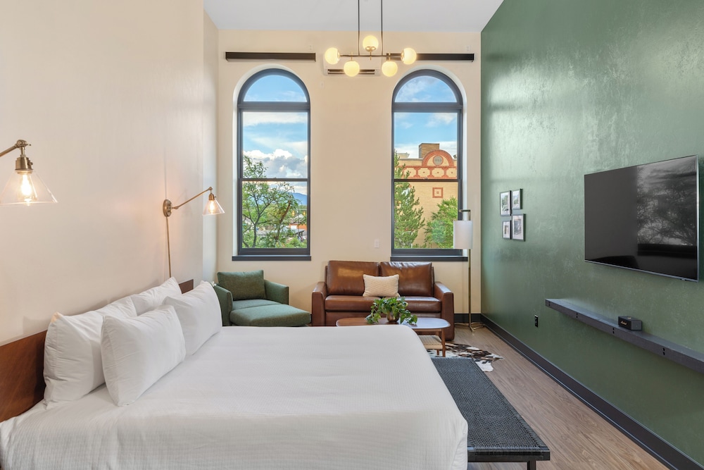Deluxe Room, 1 King Bed with Sofa bed photo 1