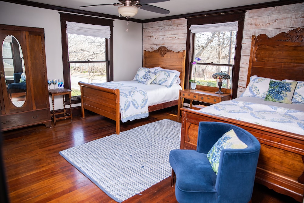 Traditional Room (Blue Bonnet Room)