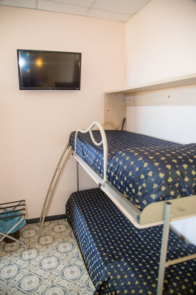 Quadruple Room (2 pax) photo 2