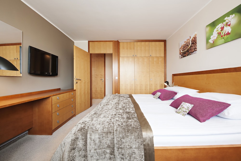 Suite - Photo 1