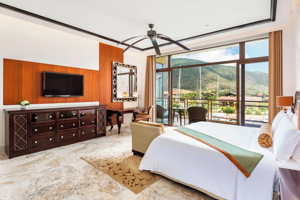 Grand Room, 1 King Bed, Harbor View - Photo 1