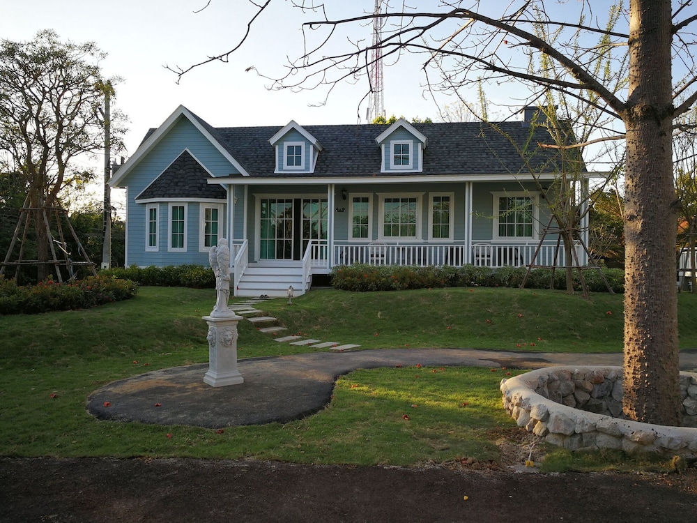 Family Room, 3 Bedrooms, Balcony - Photo 2