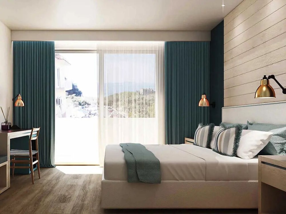 Comfort Room, Balcony, City View