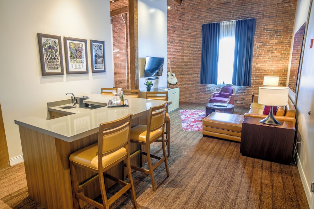 Deluxe Suite, 1 King Bed, Accessible