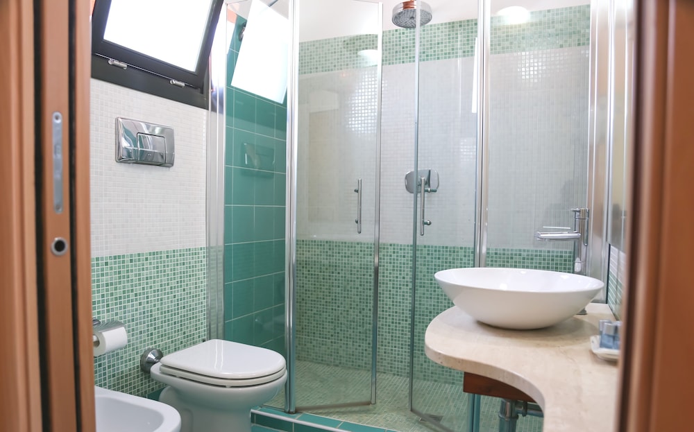 Standard Double Room - Photo 13