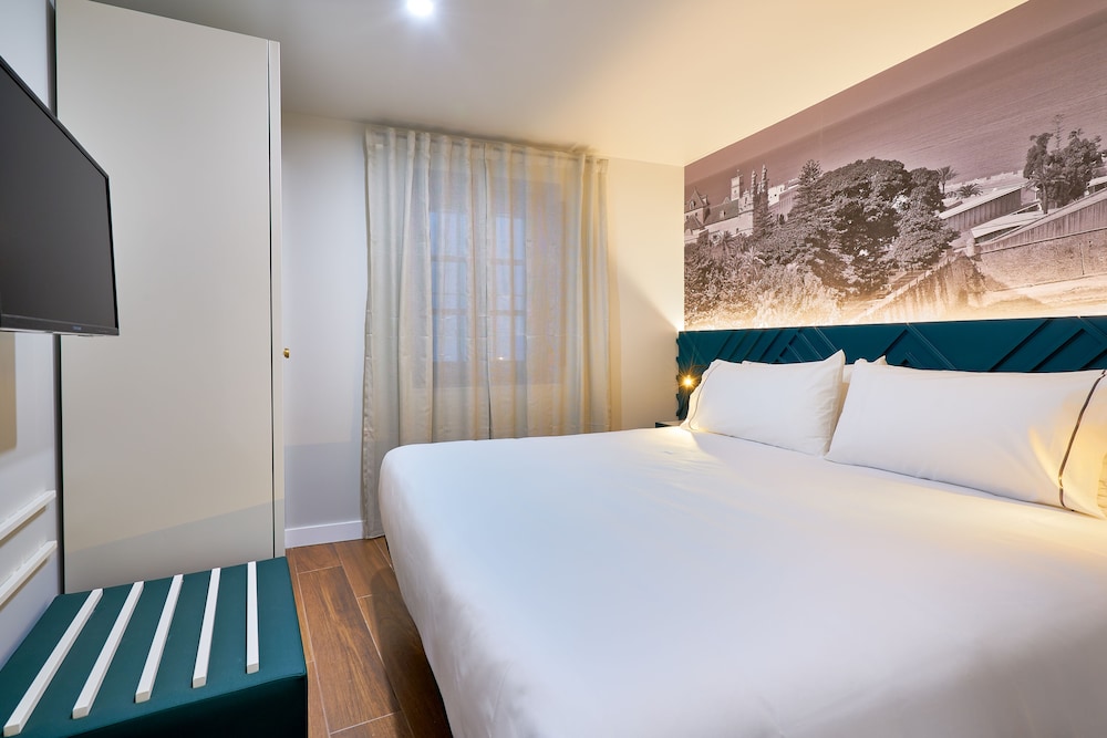 Suite, 1 Bedroom - Photo 1