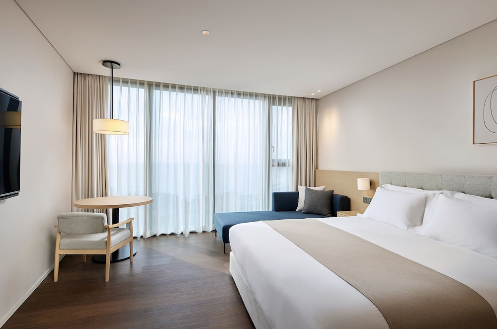 [KTO Visit Korea Giveaway] Standard Double Room, Garden View + Kingdom Friends Character + Leaflet