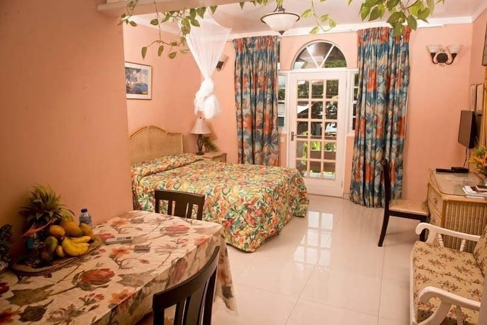 Deluxe Room, 1 Queen Bed photo 1
