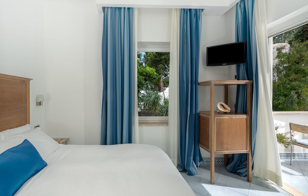 Classic Double or Twin Room thumbnail 5