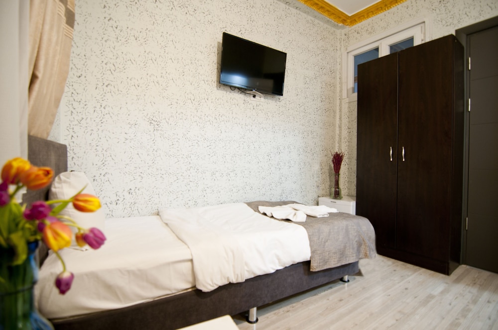 Economy Triple Room photo 2