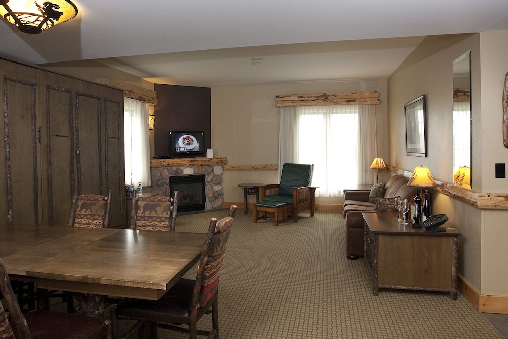Ledge Rock Suite (Waterpark Access Additional) photo 1