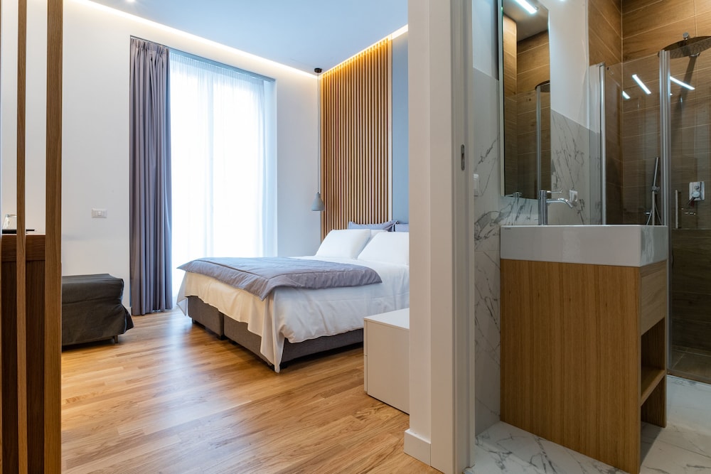 Deluxe Room, Balcony thumbnail 6