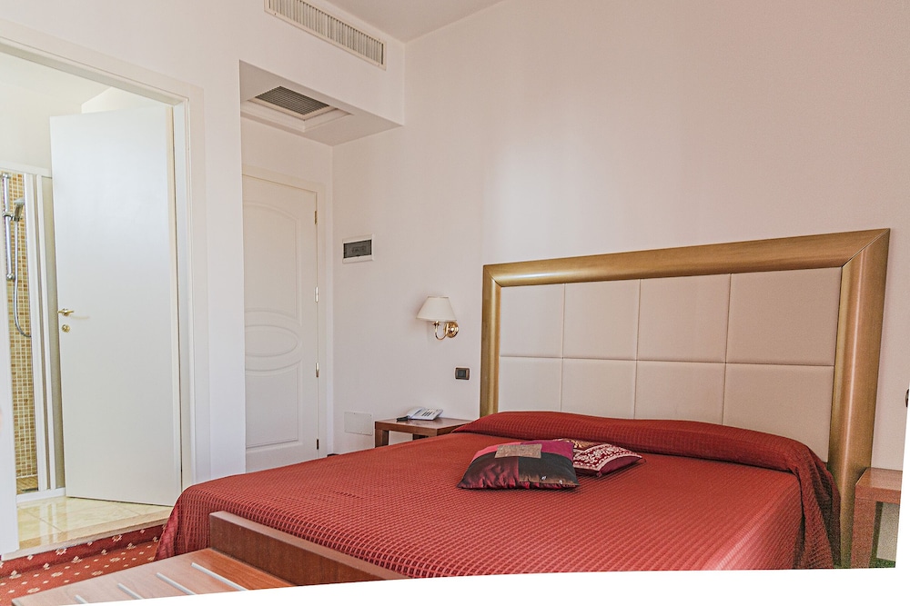 Superior Triple Room photo 3