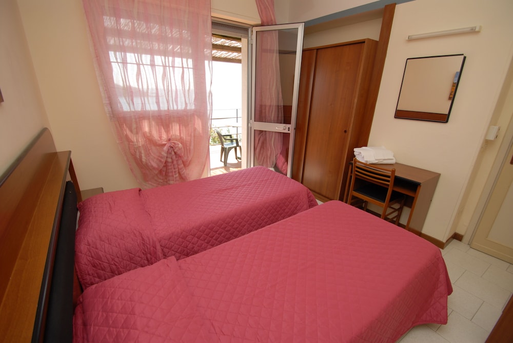Quadruple Room, 2 adjoining bedrooms, Terrace, Sea View photo 1