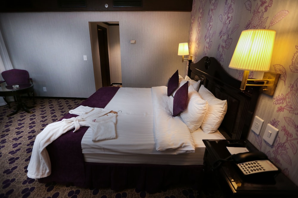 Suite, 1 Bedroom - Photo 4