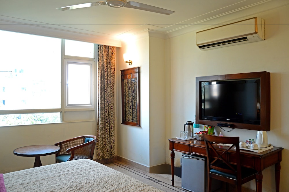 Superior Room with Airport Pickup - Photo 9