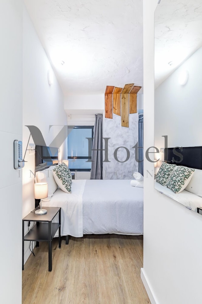 Basic Double Room, Non Smoking, Shared Bathroom photo 2