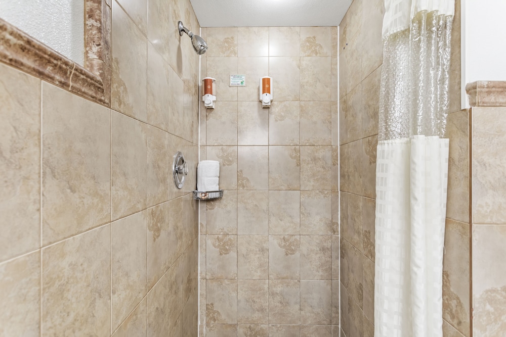 Deluxe Efficiency Suite: 2 Double Beds