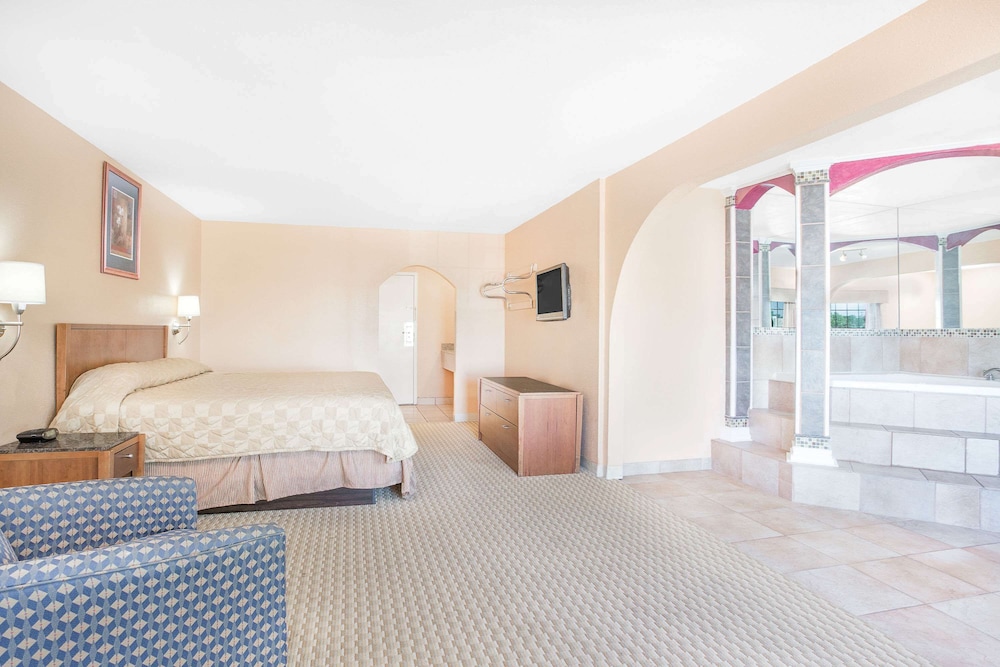 Suite, 1 King Bed photo 1