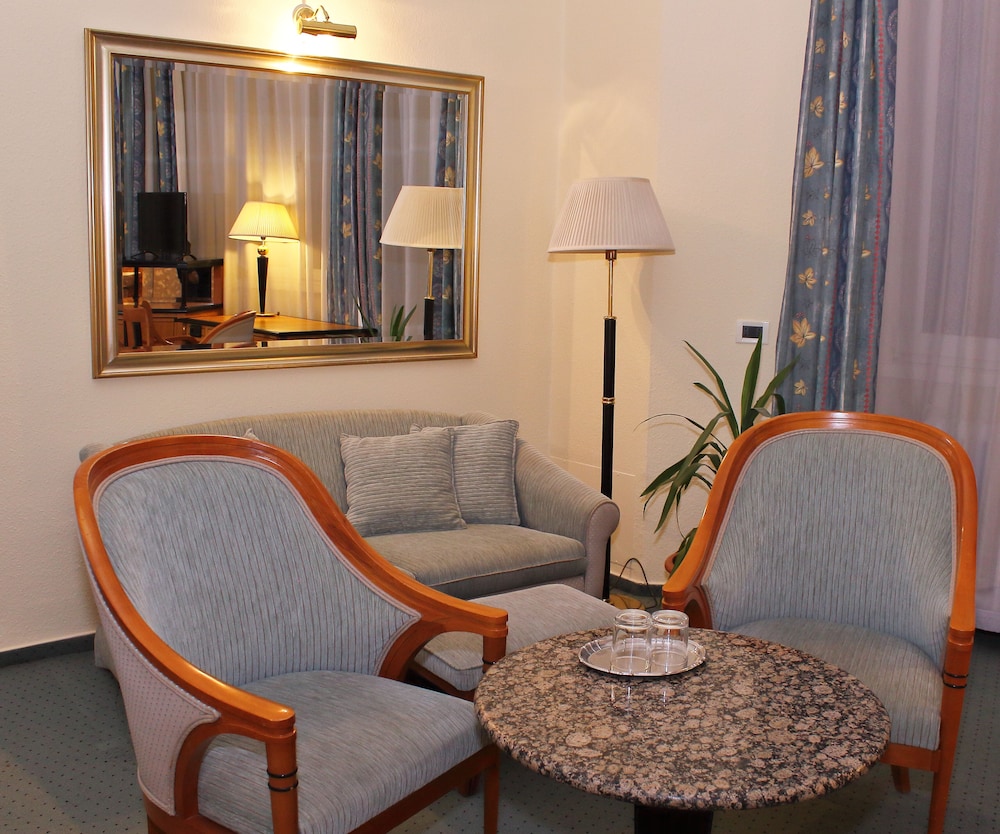 Basic Triple Room, City View photo 3