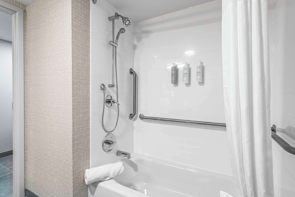 Room, 1 King Bed, Bathtub - Photo 4