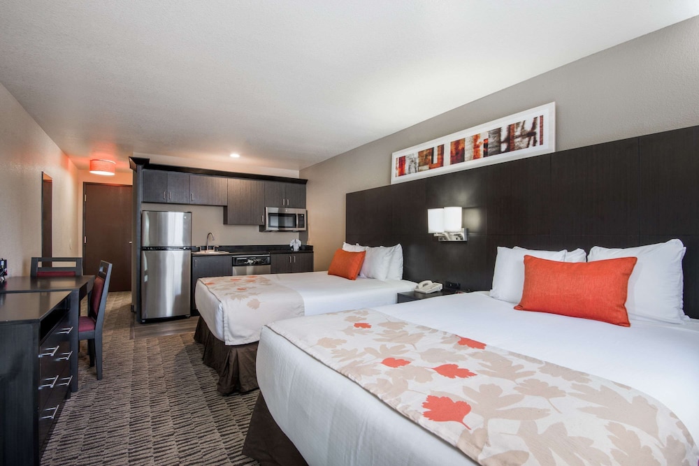 Standard Room, 2 Queen Beds - Photo 2