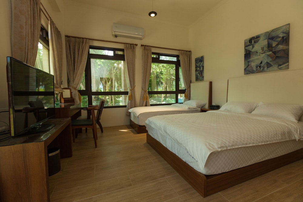Deluxe Twin Room, Multiple Beds, Lake View photo 2
