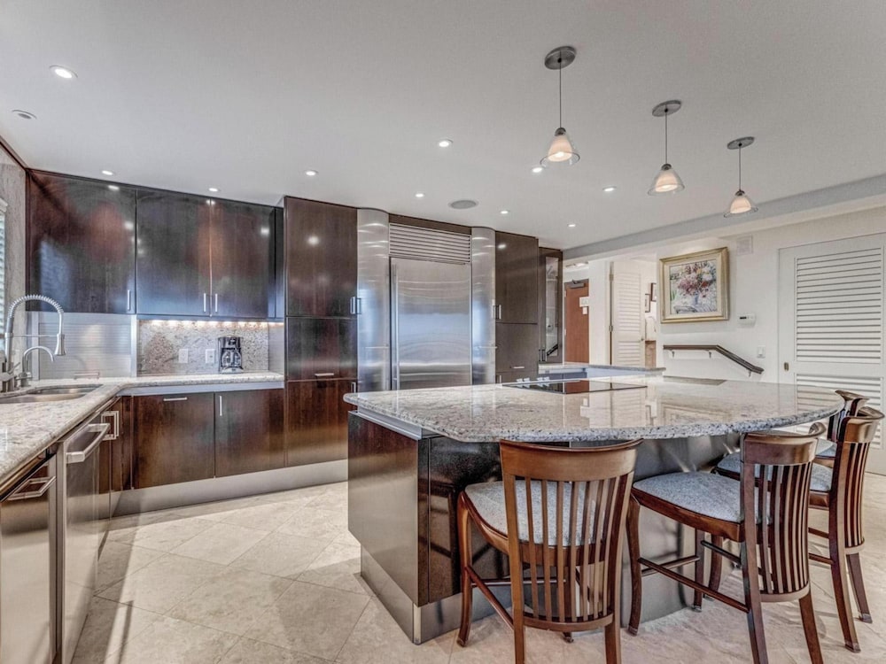 Condo, 2 Bedrooms, Oceanfront (408) photo 3