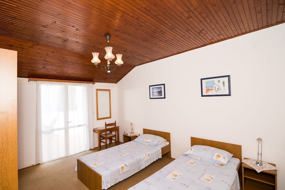 Apartment (Two-Bedroom Apartment with Balcony an)