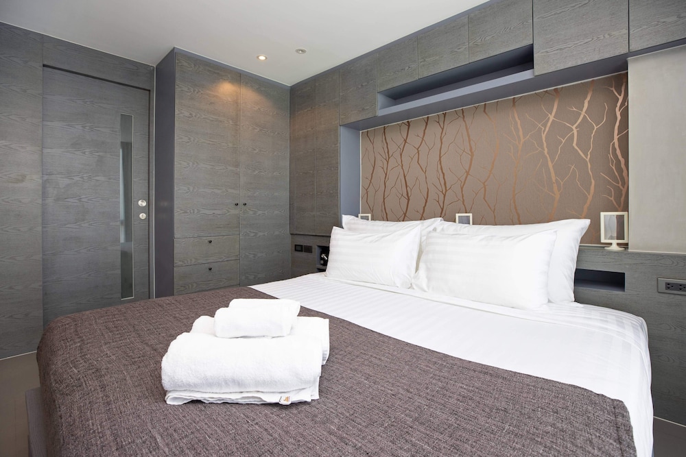 Exclusive Condo photo 3