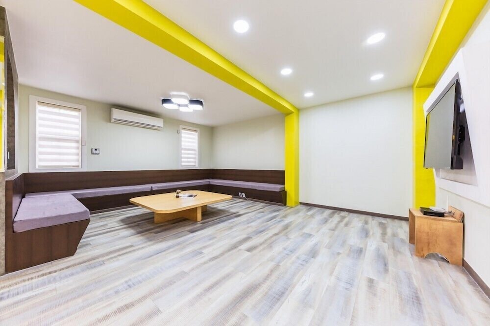 Room (Yellow moon)